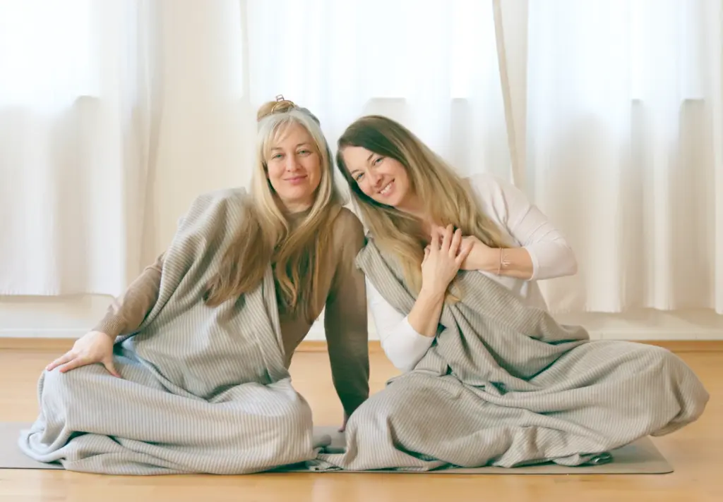 May & Meike lächelnd anch einer Meditation
